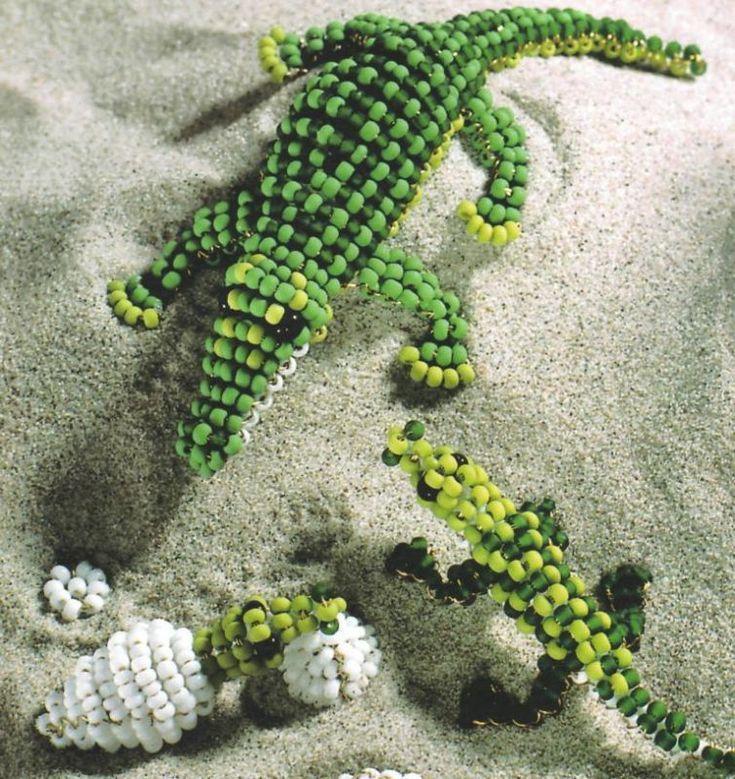 Плоский крокодил из разноцветного бисера и проволоки