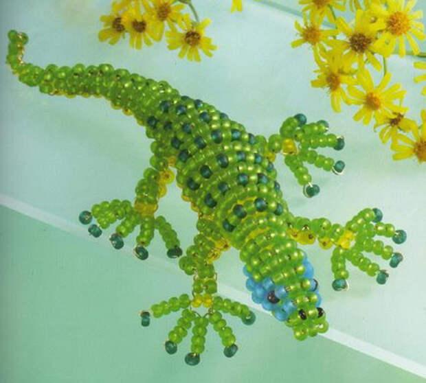 Крокодила из зеленого бисера и проволоки