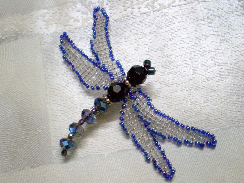 Плетение стрекозы из разноцветного бисера своими руками
