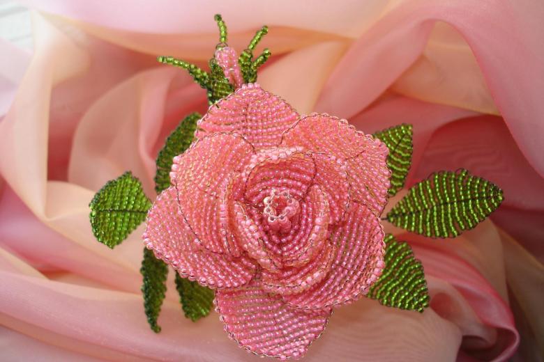 Роза из разноцветного бисера для начинающих