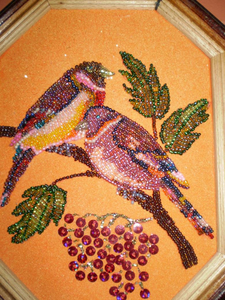 Панно птиц из цветного бисера 