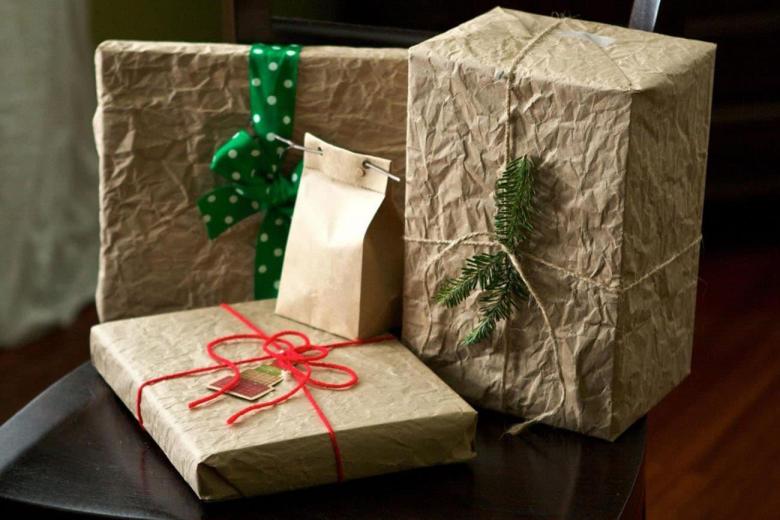 Упаковка подарка в подарочную бумагу 