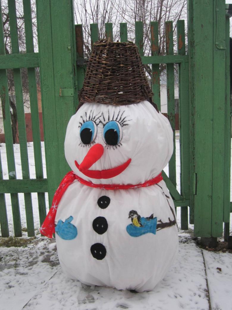 снеговик из подручных материалов