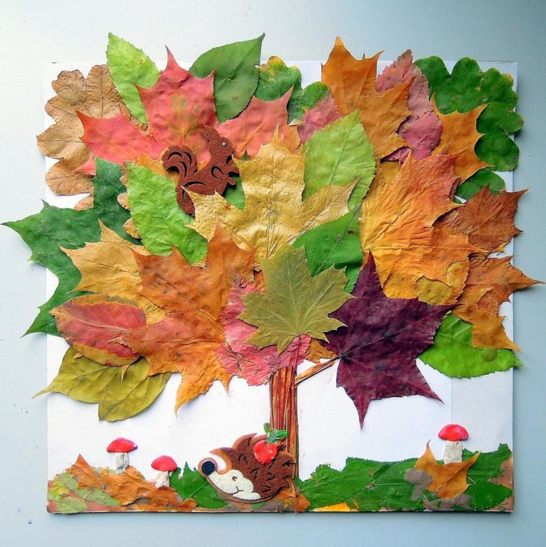 Аппликация  дерева из листьев и цветной бумаги 