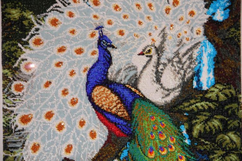 Панно птиц из цветного бисера 