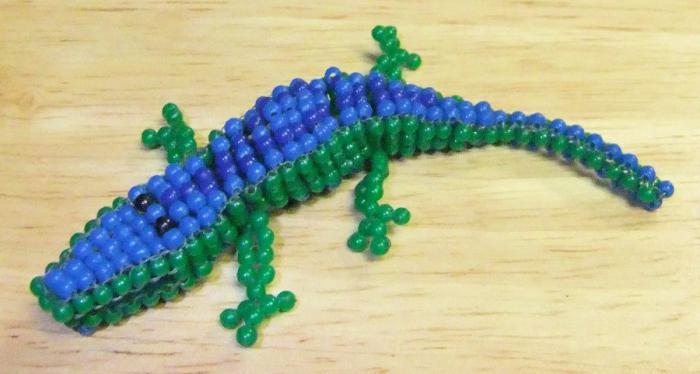 Крокодила из разноцветного бисера и проволоки