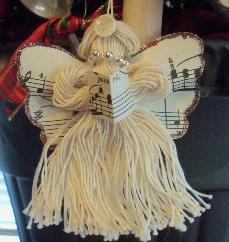 Подвеска — рождественский ангел из поролона и ткани. Мастер-класс