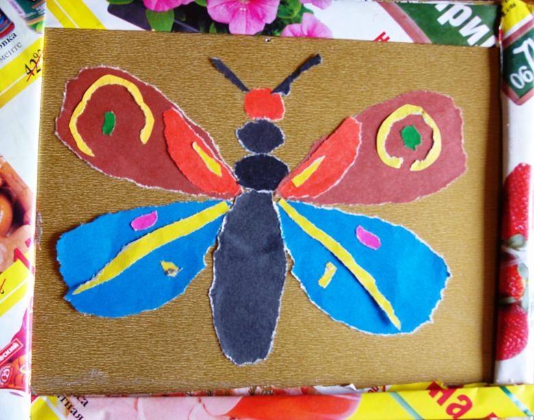 Аппликация бабочки из цветного картона и бумаги 