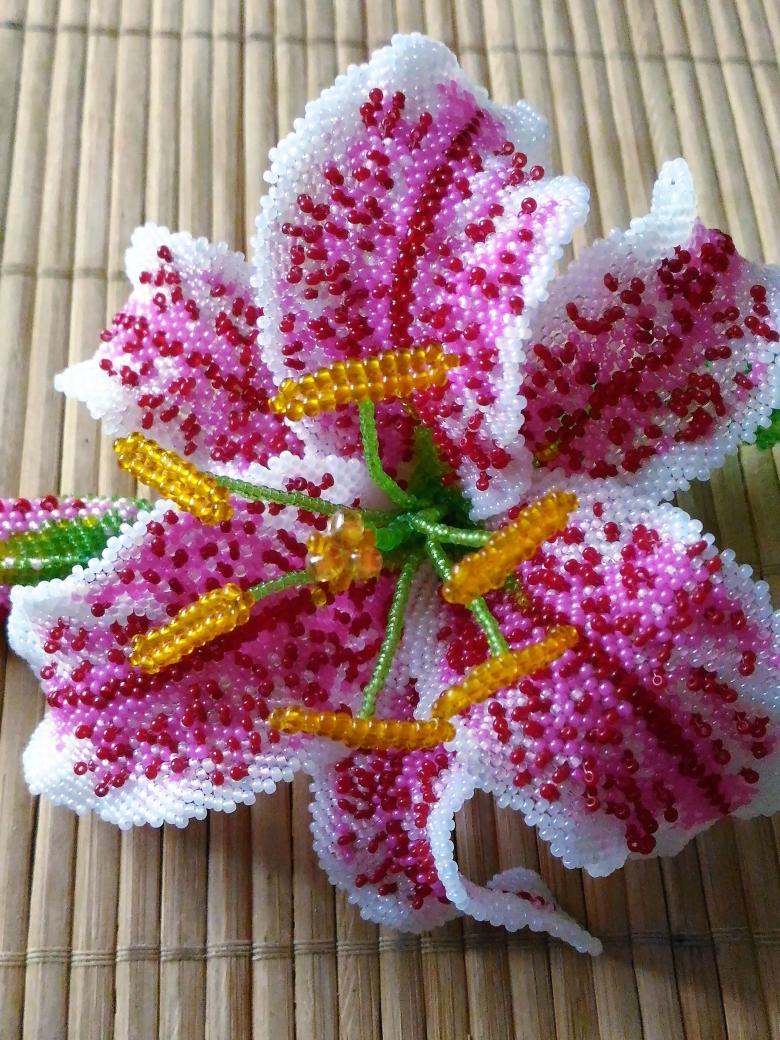 Лилия из разноцветного бисера 