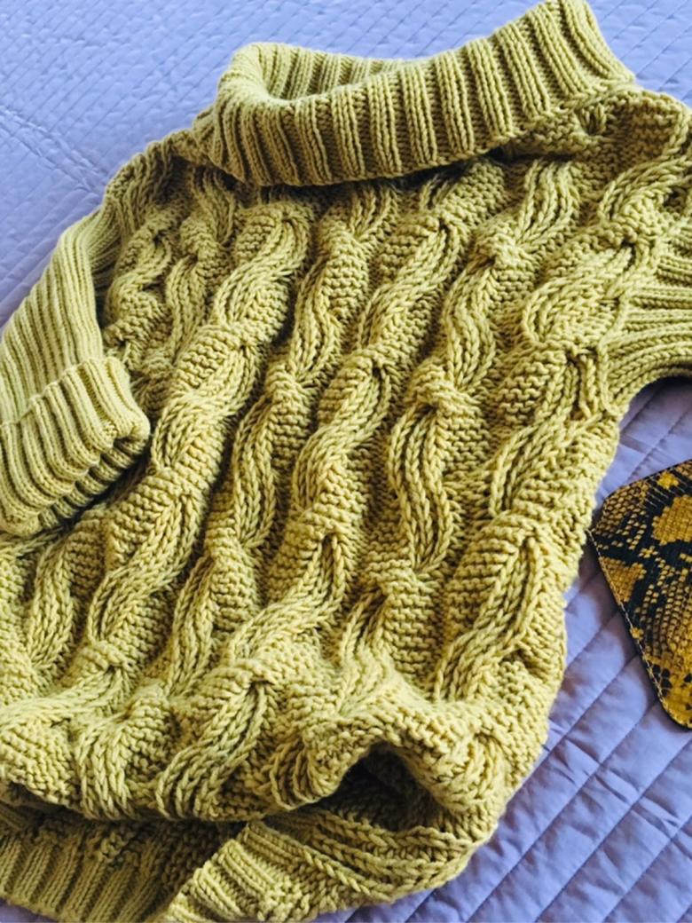 Вязанный свитер с косами 