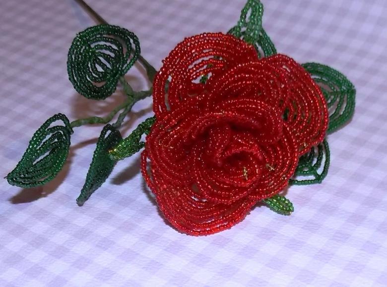 Роза из разноцветного бисера для начинающих