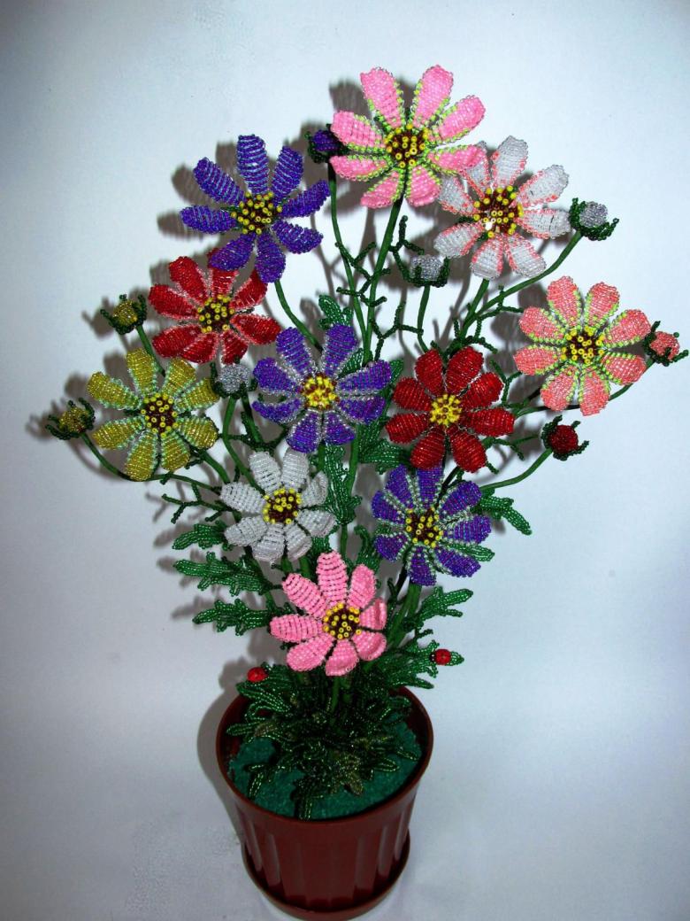 Идеи цветов из цветного бисера 