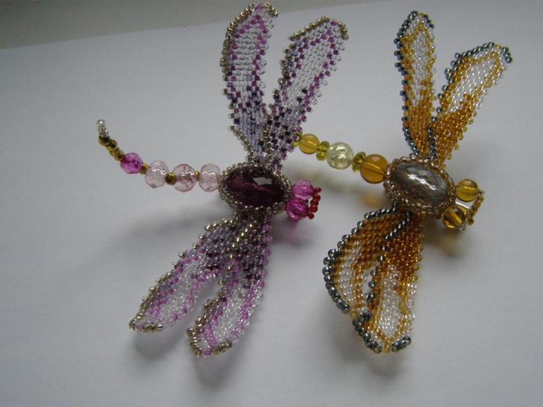 Плетение стрекозы из разноцветного бисера своими руками