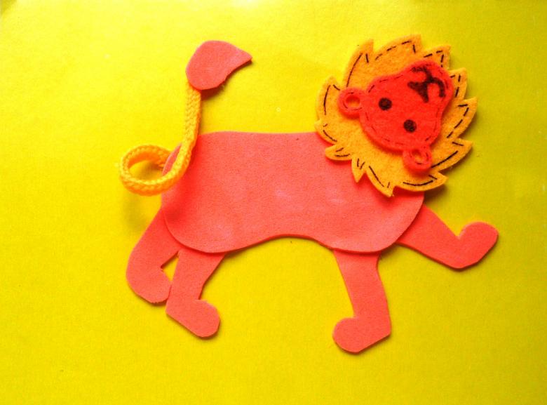 Аппликация льва из картона и цветной бумаги