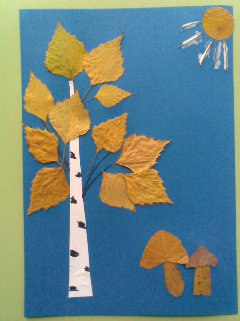 Аппликация дерева из цветной бумаги и листьев 