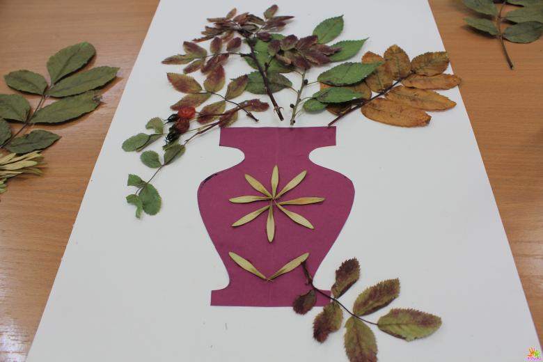 Аппликация вазы  из листьев и цветной бумаги 