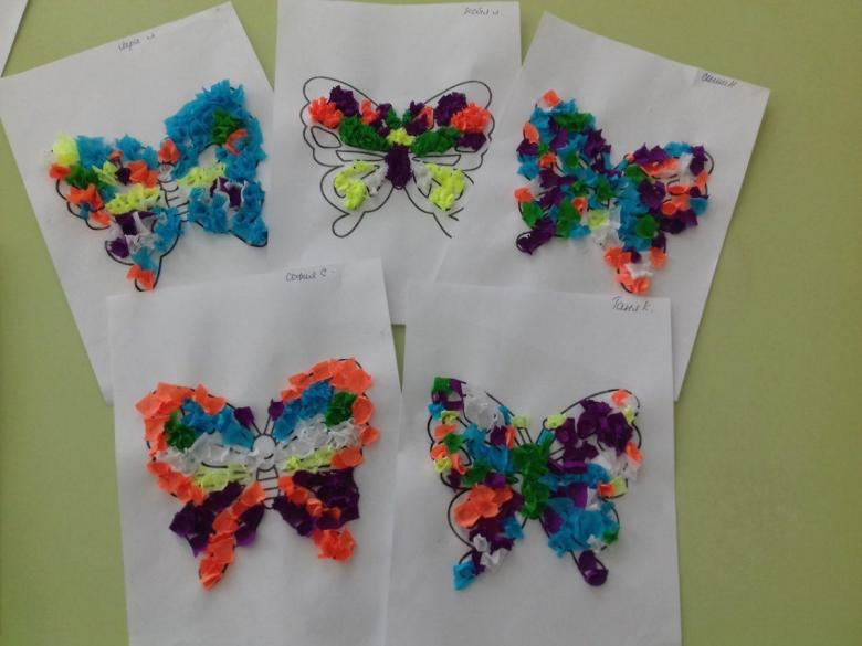 Аппликация бабочек из бумаги и салфеток 