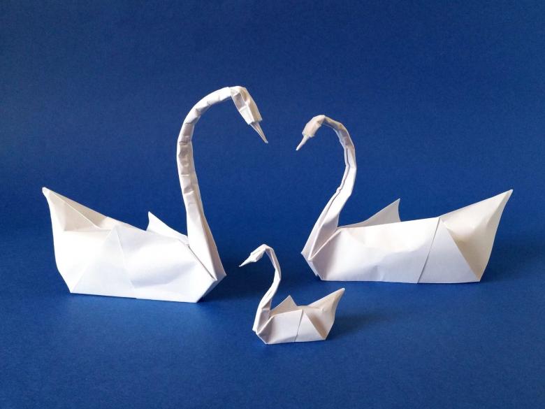 лебедь из оригами, картона, пластика, фетра