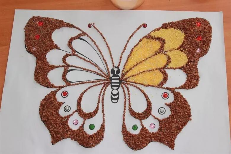 Аппликация бабочки из круп и цветной бумаги 