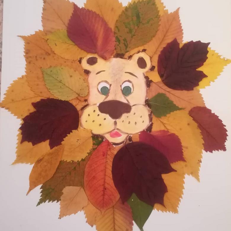 В доме ребенка «Капелька» малыши изготовили «Осеннюю открытку» из природного материала